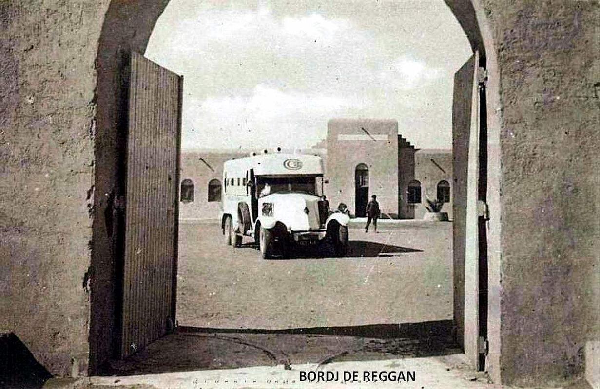 Bordj de Reggan autobus couchettes 02.jpg